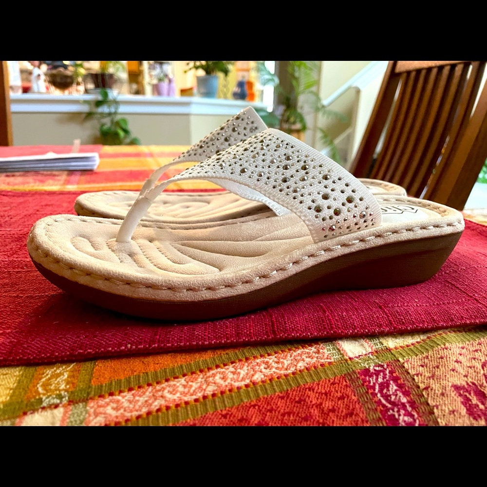 NEW! 8.5 Women’s thong sandals, 1” heel. SALE!!!! - Picture 3 of 7